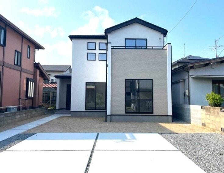 【外観】
●カースペースやお庭を設けた明るく開放的な邸宅♪