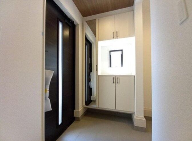 収納付きの明るい玄関