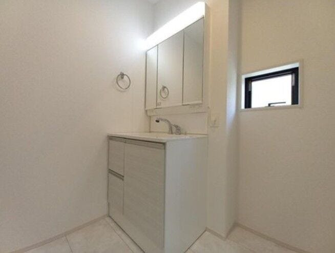 清潔感のある洗面所。鏡の裏にはたっぷり収納付き