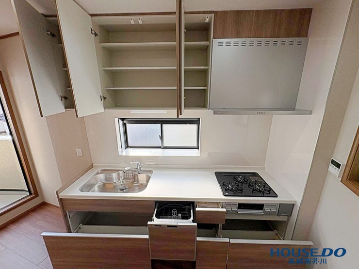 【キッチン】
収納たっぷりのキッチン
手元を自然の光が明るく照らします
食洗器で後片付けも楽々