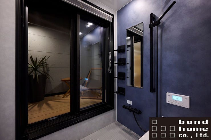 湯船に浸かりながら夜風を感じたり、植物を眺めたりできる特別な空間です。写真提供:(株)bond homeの施工物件です。