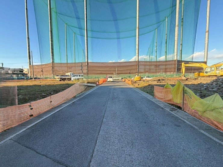 この両脇に開発道路の予定です!道路幅員6mで駐車も無理なくできます!