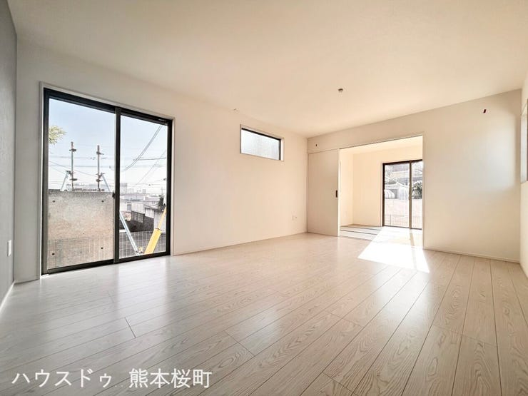 ■安らぎと笑顔の中心地■陽光が優しく降り注ぎ、会話が自然と弾む。ここでは、毎日が特別な時間へと変わります。