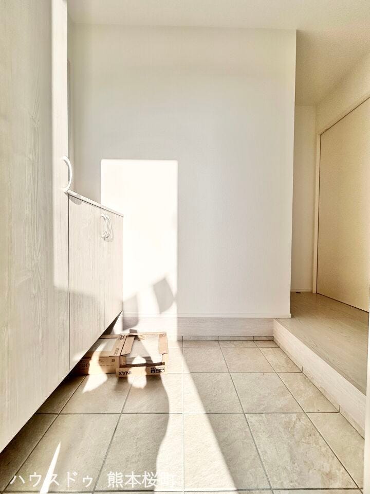 ■「しまう」が叶える美しい玄関■大容量のシューズボックスがあることでいつも整理された、気持ちの良い「家の顔」を保てます。