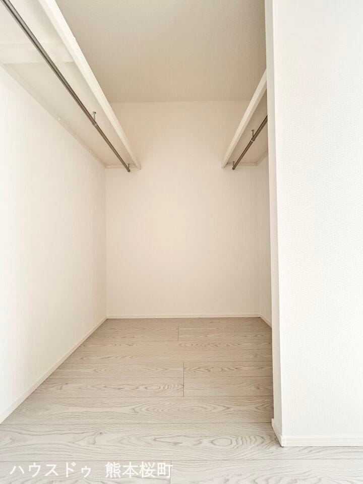 ■2階8.1帖洋室WIC■衣類から小物まで一ヶ所に集約。整理整頓がしやすく、毎日のコーディネートが楽しくなるゆとりの収納です。