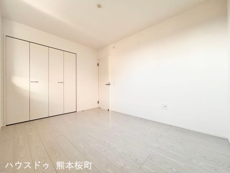 ■2階6帖洋室■寝室、書斎、趣味の部屋。家族の成長やライフスタイルに合わせ、様々な使い方ができる快適な空間です。