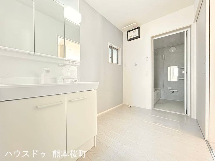 ■清々しいリフレッシュ空間■自分を磨き、気持ちを切り替える。心地よい光が差し込むプライベートスペース。