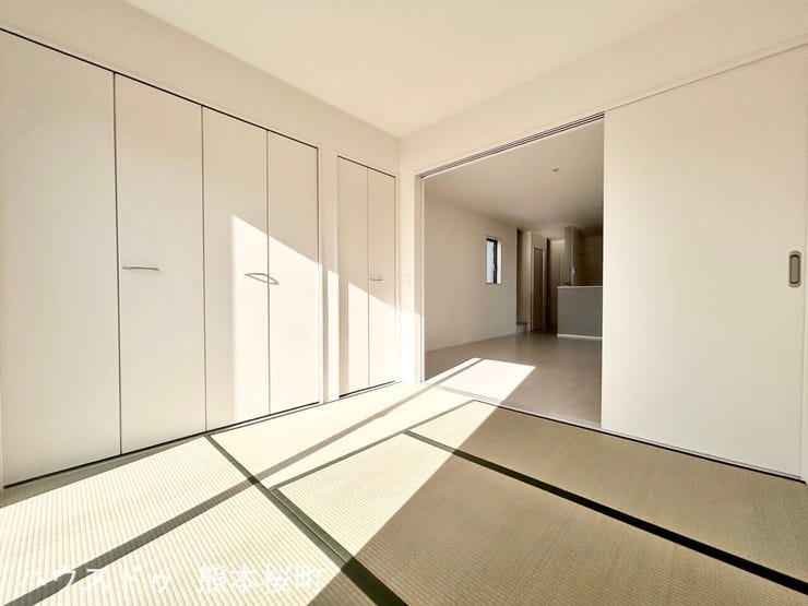 ■1階4.5帖和室■ゲストをもてなし、昼寝や家事にも使える、畳のぬくもりが心地よい多目的万能スペース。