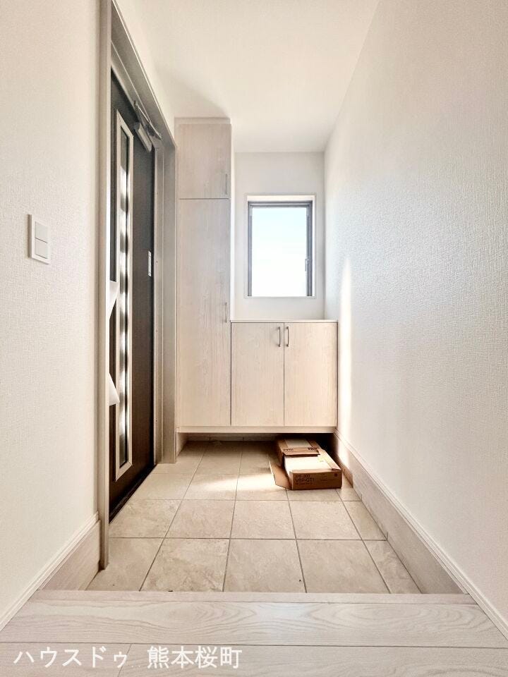 ■「ただいま」の安堵をくれる場所■訪れる人を迎え入れ、帰るたびにホッと一息つける、明るく機能的なエントランス。