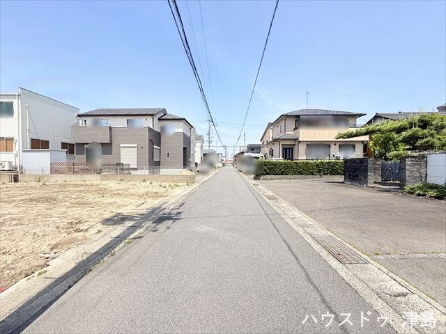 東側公道幅約4.6m。北方向への一方通行ということもあり、車の通りも多くなく駐車がしやすいです。