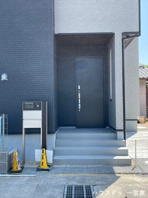 【玄関ポーチ】