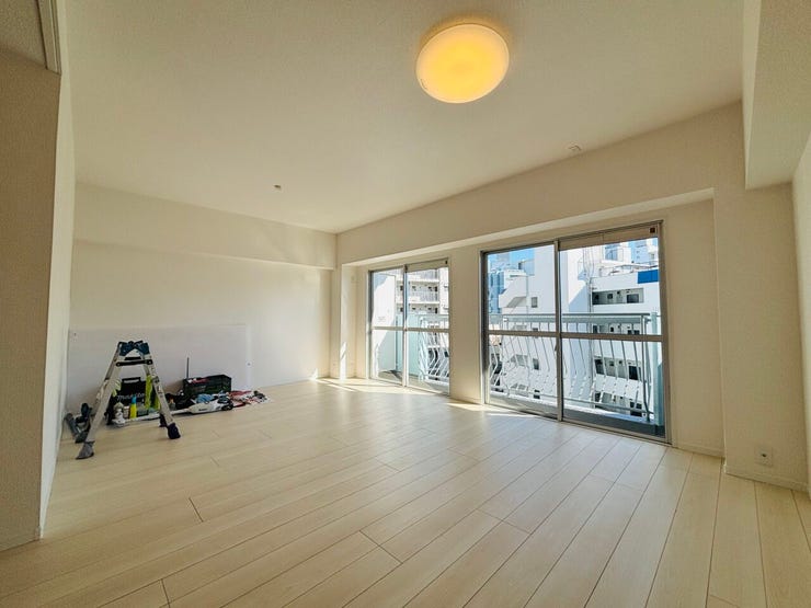 大きな窓から光が差し込む、家族が集まる開放的な空間です。