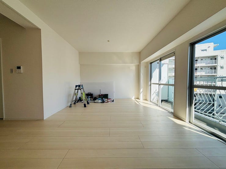 大きな窓から光が差し込む、家族が集まる開放的な空間です。