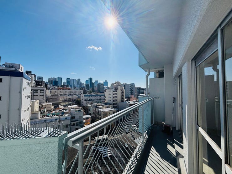 視界を遮る建物がなく、遠くまで見渡せる開放的なパノラマビュー。目線の先には新宿のビル群を望めます。