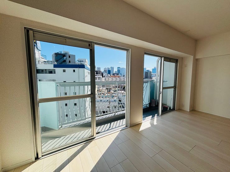 大きな窓から光が差し込む、家族が集まる開放的な空間です。