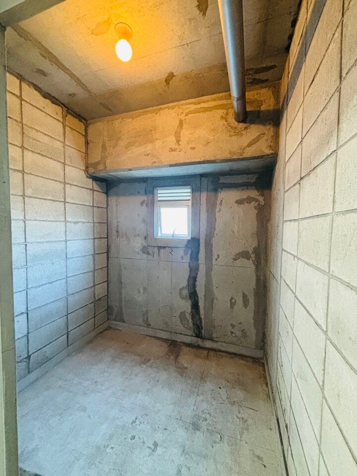 共用廊下にトランクルーム完備です。コンパクトな室内のデメリット【収納力】を補う、効率的な設計です。