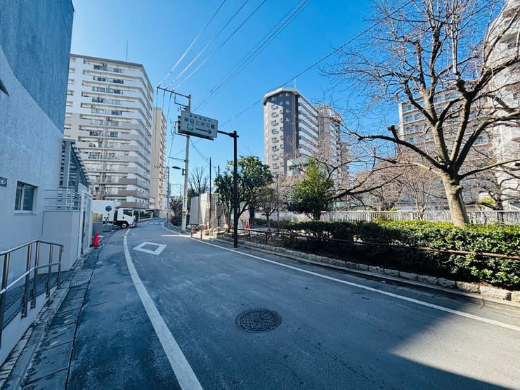 神田川が日常に溶け込む、都内でありながらもゆったりとした時間が流れる穏やかな立地です。