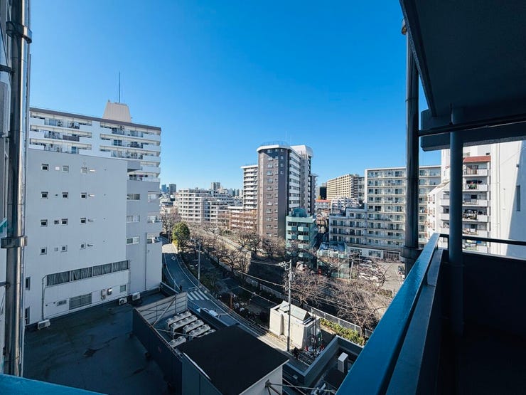 共用部廊下は神田川が一望できる開放感のある眺望です。