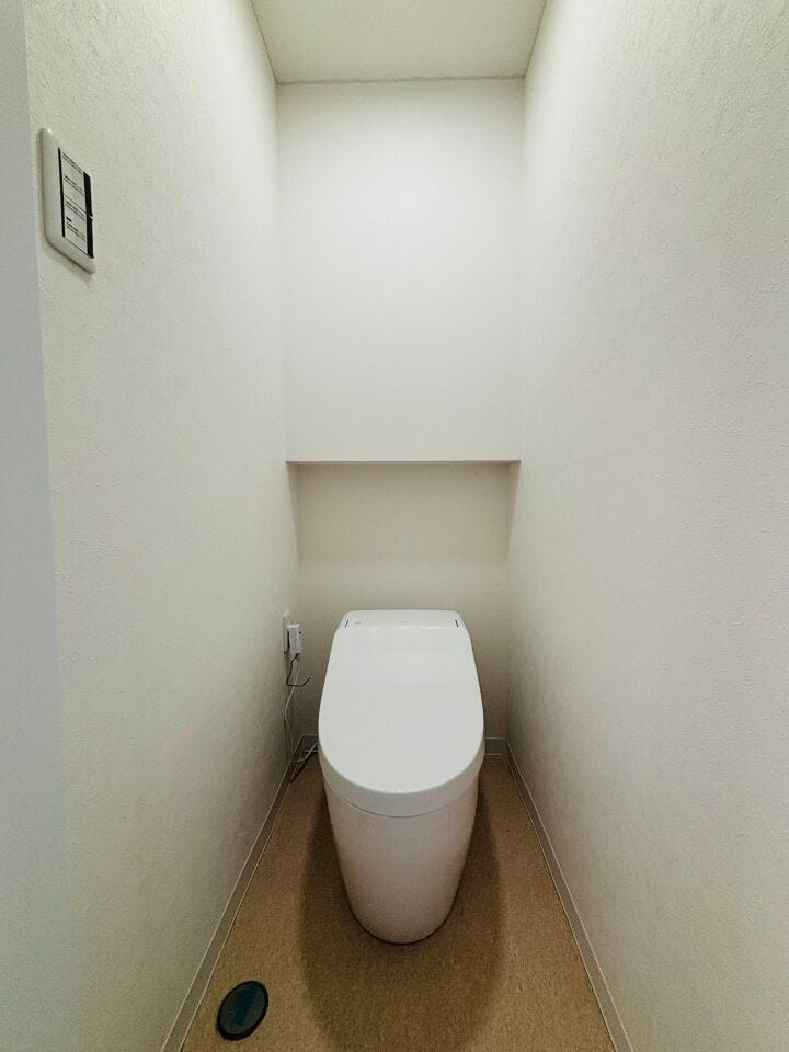 空間を広く見せるタンクレストイレ。見た目もスッキリお洒落。