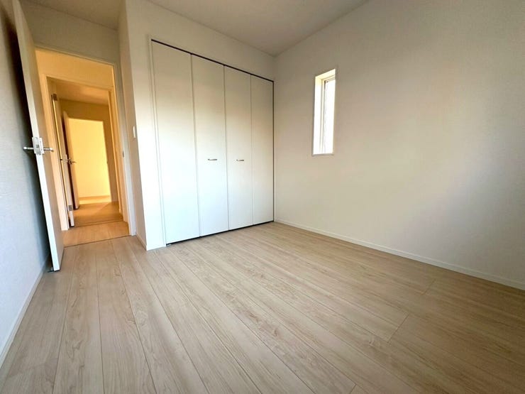 ◆5.2帖北側のお部屋です。二面採光のお部屋で、お子様のお部屋や主寝室、来客時の宿泊室、趣味のお部屋としてもご利用いただけます♪