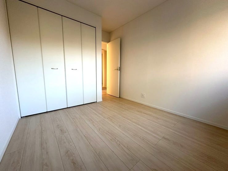 ◆5.2帖南側のお部屋です。明るいフローリングとシンプルな内装が、インテリアコーディネートの幅を広げます♪