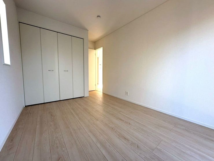 ◆6.5帖洋室です。南向き2面採光のお部屋で、ベッドを置いてもゆとりある空間設計☆