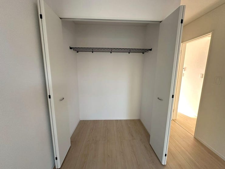 ◆棚付きのクローゼットは上下に衣類や小物類などを収納できます。