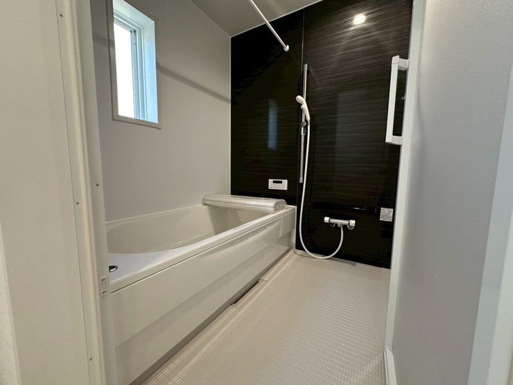 ◆ゆったりとしたサイズの浴槽で、毎日の疲れをしっかり癒せるバスルーム。小窓付きで自然換気ができるのも嬉しいポイントです♪