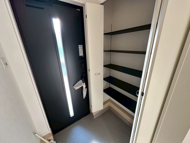 ◆玄関には玄関収納が設置されており、中は可動式の棚を完備!スッキリとした印象でお出迎えできます。