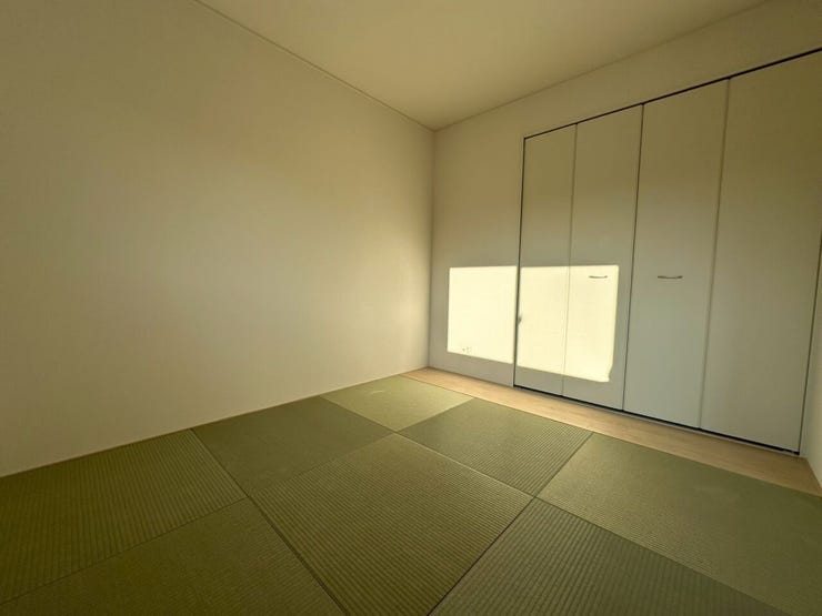 ◆LDK横の洋風和室は押入収納も完備!お子様の遊び場や来客スペースにも大活躍☆