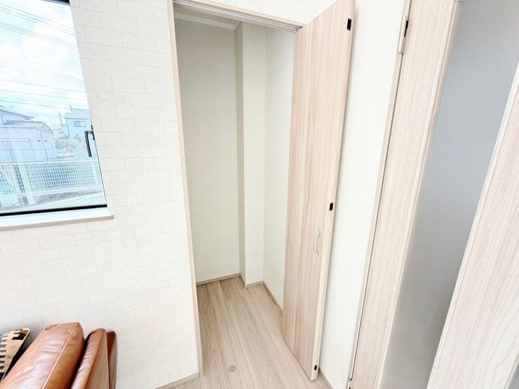 ◎リビング収納:2-A号棟(3/27撮影)
リビングにも収納付!普段よく使うものから、お子様のおもちゃまで、便利に使える収納です!