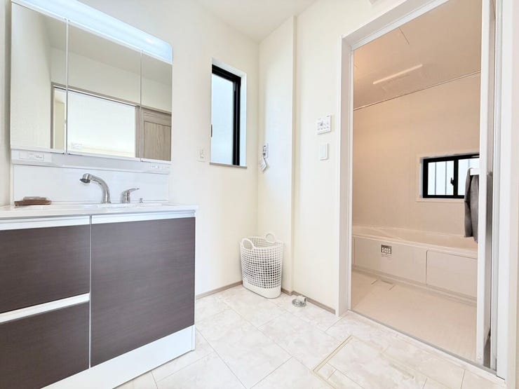 ◎洗面台:2-A号棟(3/27撮影)
三面鏡は鏡面も広く、収納部分も多いので、使い勝手も良いです!