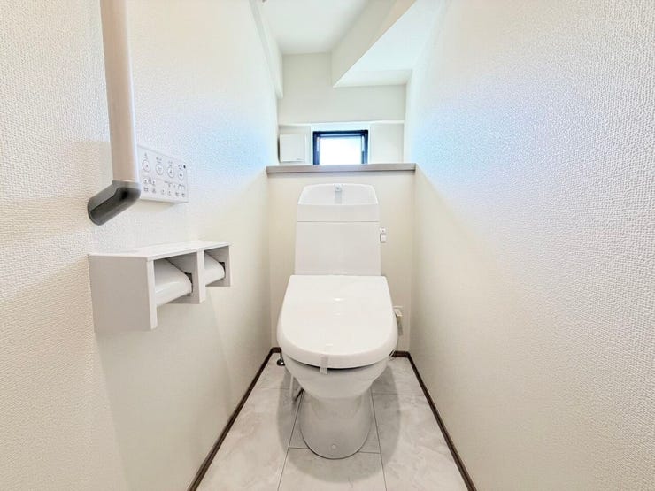 ◎トイレ:2-A号棟(3/27撮影)
ペーパーホルダーは2連タイプ!棚が広く、物が置きやすい!スマートフォンを一時的に置けて便利です♪芳香剤などを置くこともできます◎