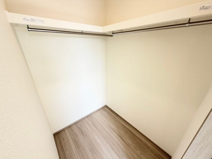 ◎WIC:2-A号棟(3/27撮影)
たっぷりの収納力を備えたウォークインクローゼット。棚板付で、使いやすさも◎です!