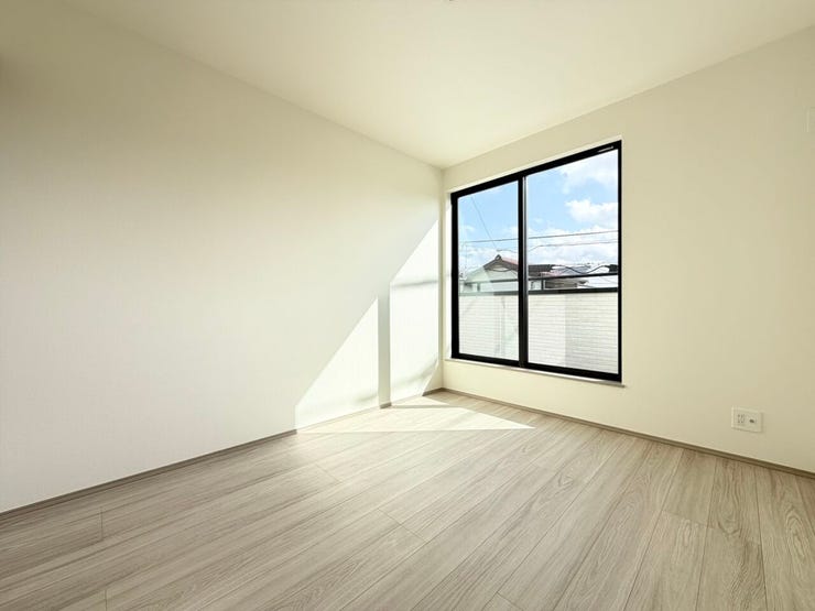 ◎洋室:2-A号棟(3/27撮影)
全居室2面採光!窓を2つ設けた事で光が差し込む温かい空間になっています!