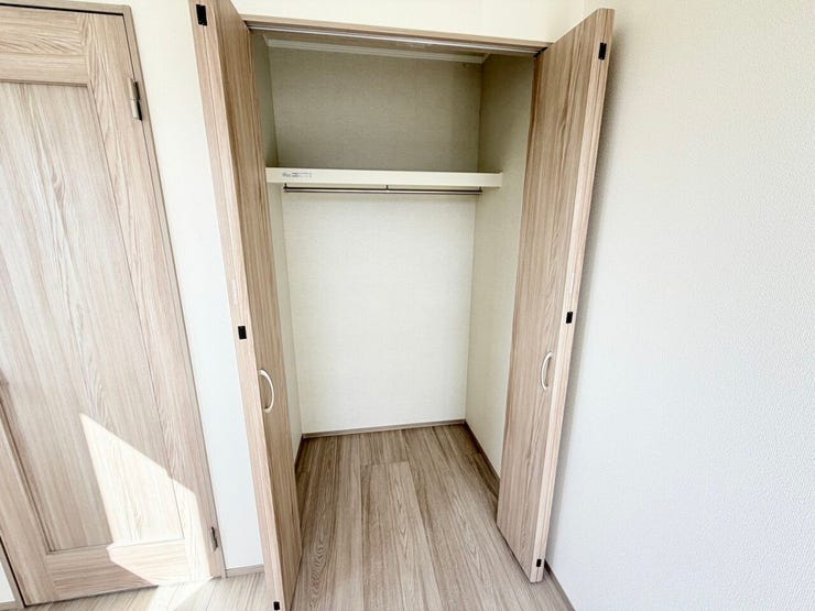◎収納:2-A号棟(3/27撮影)
収納扉は折戸扉になっているので、最小限のスペースで開閉が可能です◎レールがないので埃もたまらず、掃除がしやすいですね♪
