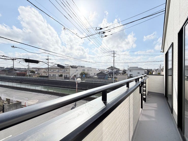 ◎バルコニー:2-A号棟(3/27撮影)
南向きのバルコニーは日当たりも良く、洗濯物も気持ち良く干せそうです。