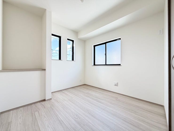 ◎洋室:2-A号棟(3/27撮影)
フローリングは落ち着いたカラーのブラウン系、収納扉などはホワイトで清潔感もあり、家具もあわせやすい色合いです