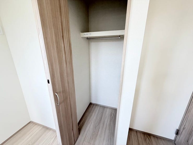 ◎収納:2-A号棟(3/27撮影)
収納扉は折戸扉になっているので、最小限のスペースで開閉が可能です◎レールがないので埃もたまらず、掃除がしやすいですね♪