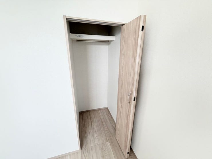 ◎収納:2-A号棟(3/27撮影)
クローゼット内には枕棚がついているので余りがちな上の空間もしっかり収納スペースとして利用可能!