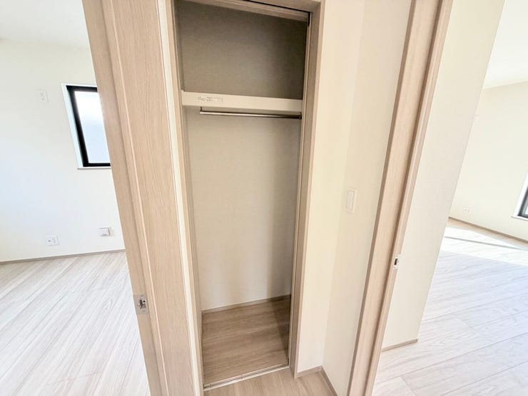 ◎2階廊下収納:2-A号棟(3/27撮影)
2階へ上がると、階段横にも収納付!お掃除用具や季節物の家具・家電などの収納に便利なスペースです!