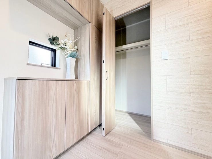 ◎1階廊下収納:2-A号棟(3/27撮影)
トイレットペーパーの収納や緊急時の災害用バッグの保管などに便利です!