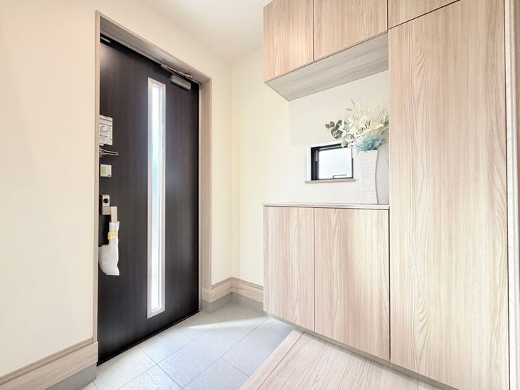 ◎玄関:2-A号棟(3/27撮影)
コの字型のシューズボックスは収納力が高く機能的!靴だけでなく、鍵や小物類を置けるスペースがあるのもいいですね♪