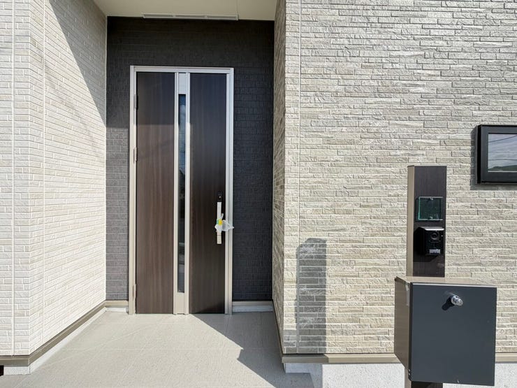 ◎玄関ポーチ:2-A号棟(3/27撮影)
玄関ポーチ部分は屋根・壁に囲われ、玄関を出入りする際に雨風から守ってくれます。