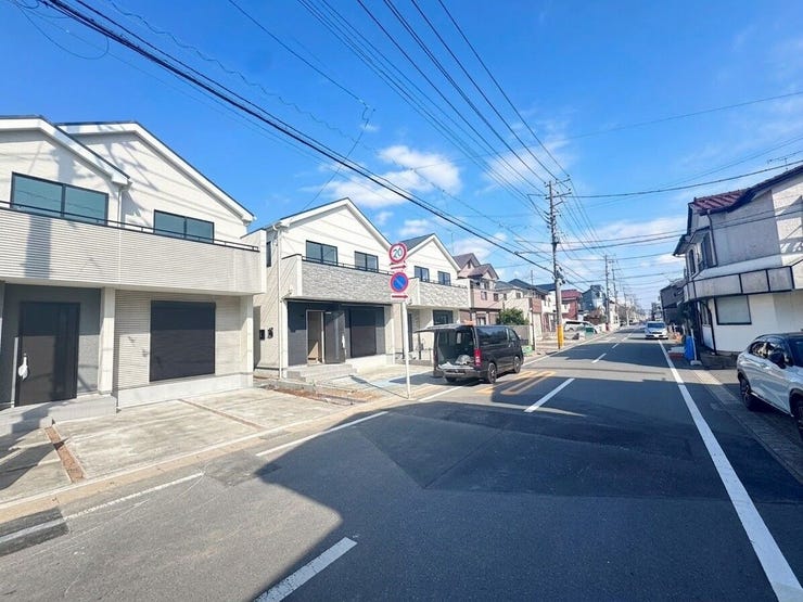 ◎前面道路:南側(3/27撮影)
スーパー徒歩5分など買物施設が徒歩圏内に充実しています!小学校5分、中学校7分とお子様の足でも通いやすい立地です!
幼稚園12分、保育園8分と子育て環境良好◎