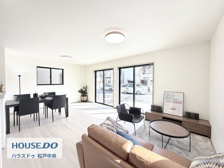 ◎リビング:2-A号棟(3/27撮影)
南側にある大きな掃き出し窓から入る日差しはとても暖かく、お部屋を明るく照らしてくれます!