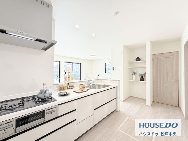 ◎キッチン:2-A号棟(3/27撮影)
引き出しが閉まる直前にスピードをゆるめ、ゆっくり閉まるので開閉の際も安心ですね。※スパイスボックスは除く。