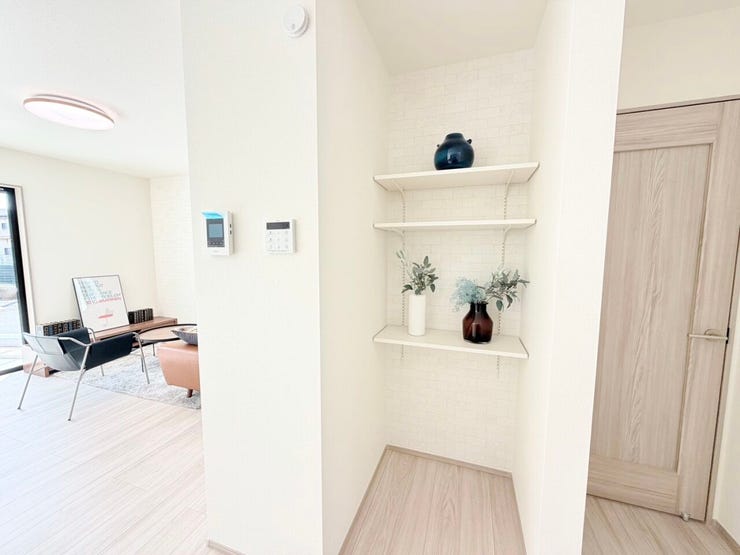 ◎可動棚:2-A号棟(3/27撮影)
キッチン横にも可動棚を採用。
パントリーとしての使用など様々な用途で使えます!