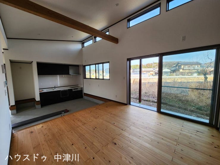 *南側洋間は天井高が最大4mあり、スタイリッシュな明り取りのスリット窓など
開放感のある造りになっています。