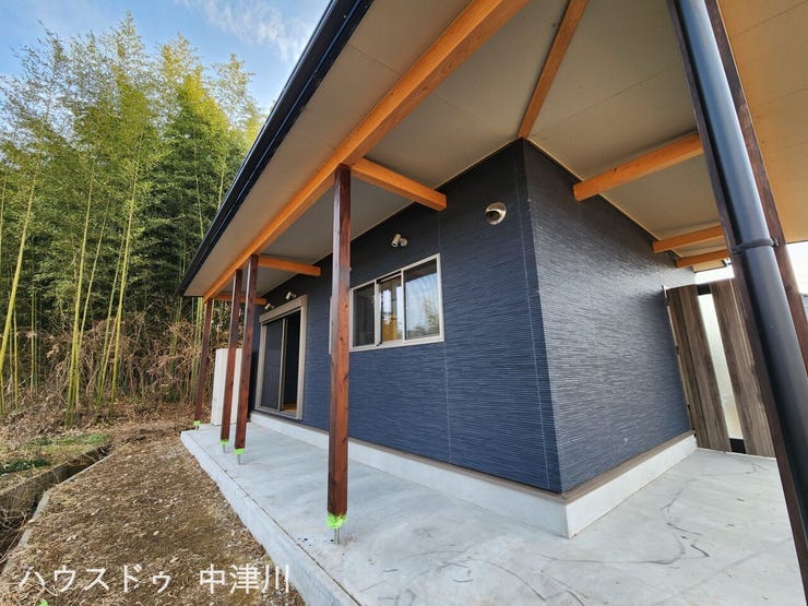 軒下のスペースは、洗濯物や荷物の置き場にも活用できます。